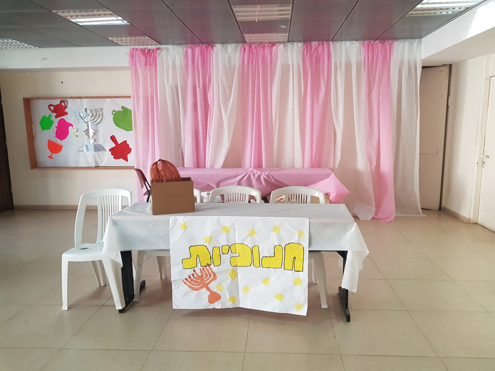 חוגגים חנוכה לילדים בעלי צרכים באורט גרוס קרית גת